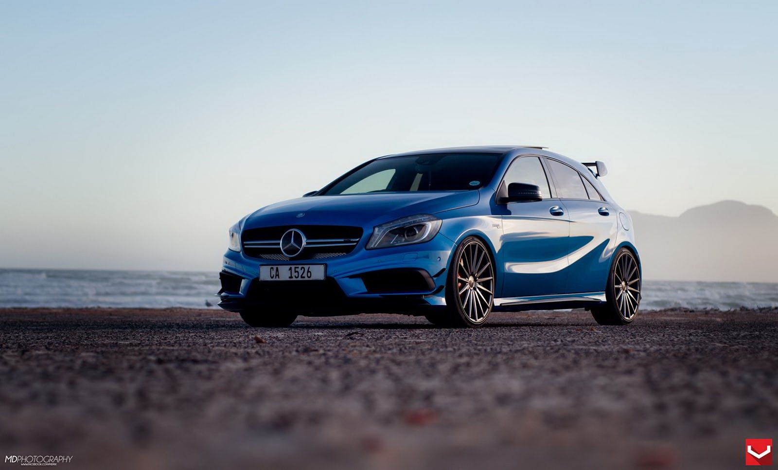 Потрясающий синий Mercedes-Benz A45 AMG